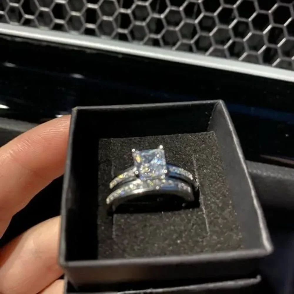 New 18k white gold wedding ring set